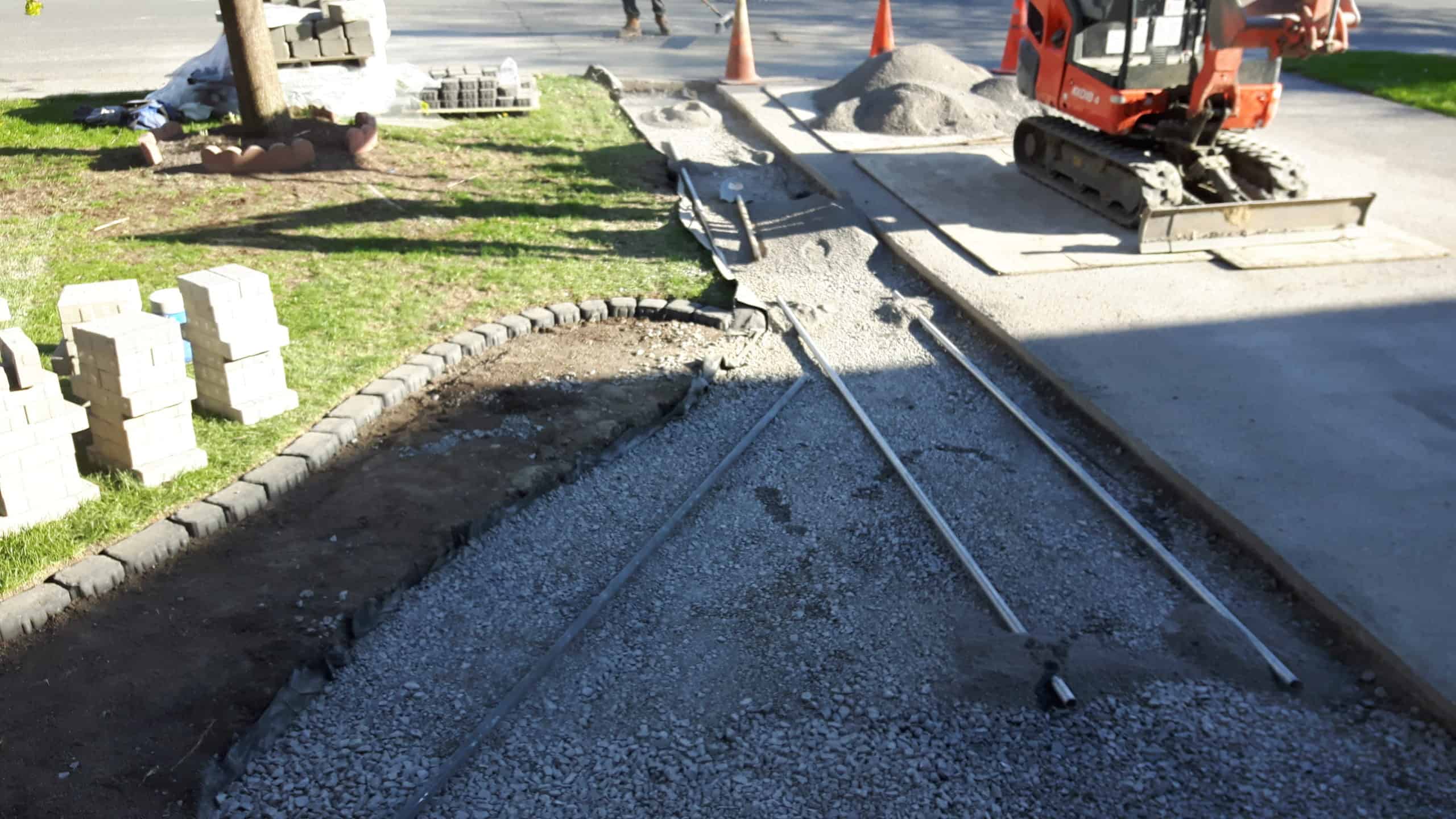 Interlock driveway surface with a defined paver pattern